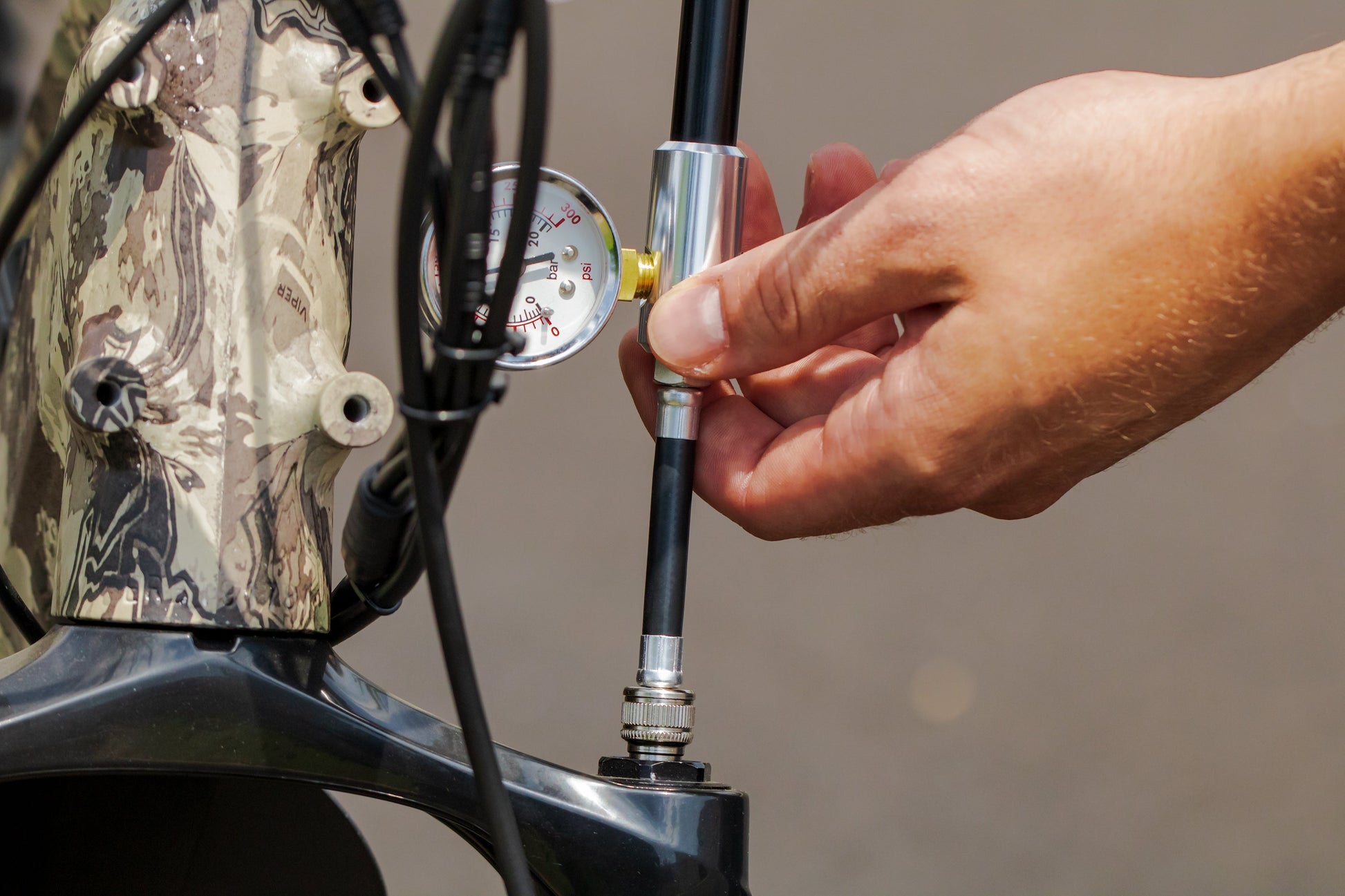Buzzy’s Pollinator 300PSI Shock Pump | Rambo Bikes detail view